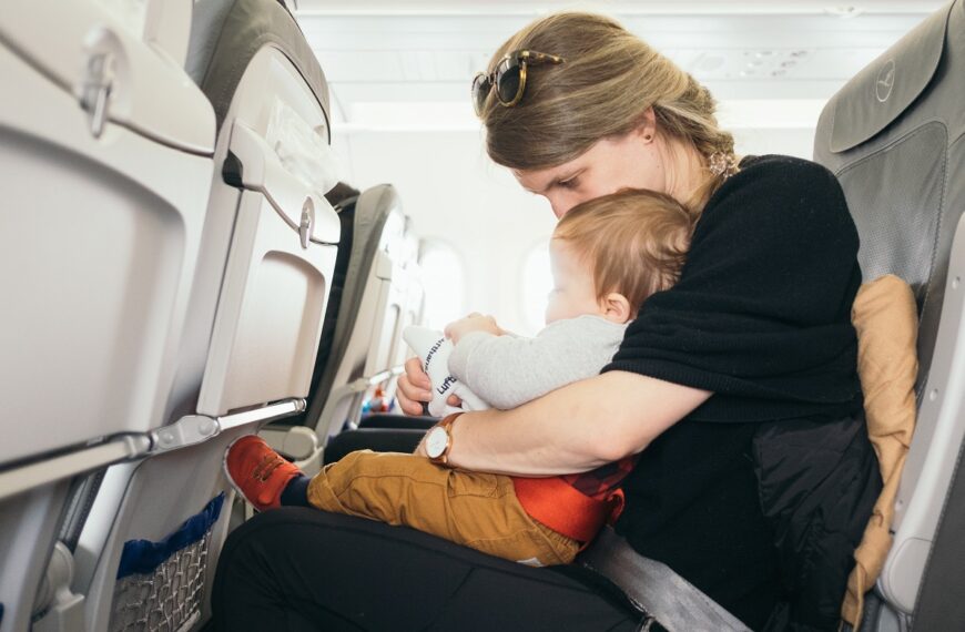 Jak komfortowo podróżować samolotem z dzieckiem