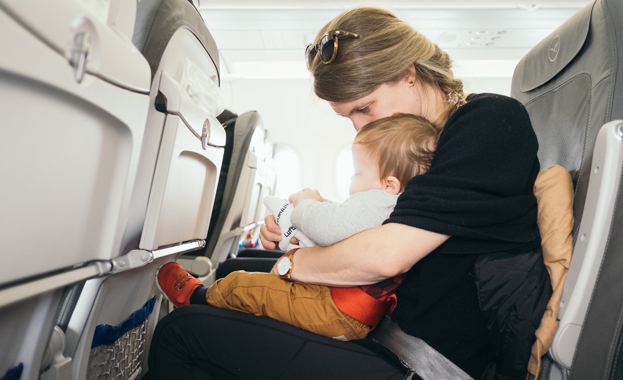 Jak komfortowo podróżować samolotem z dzieckiem
